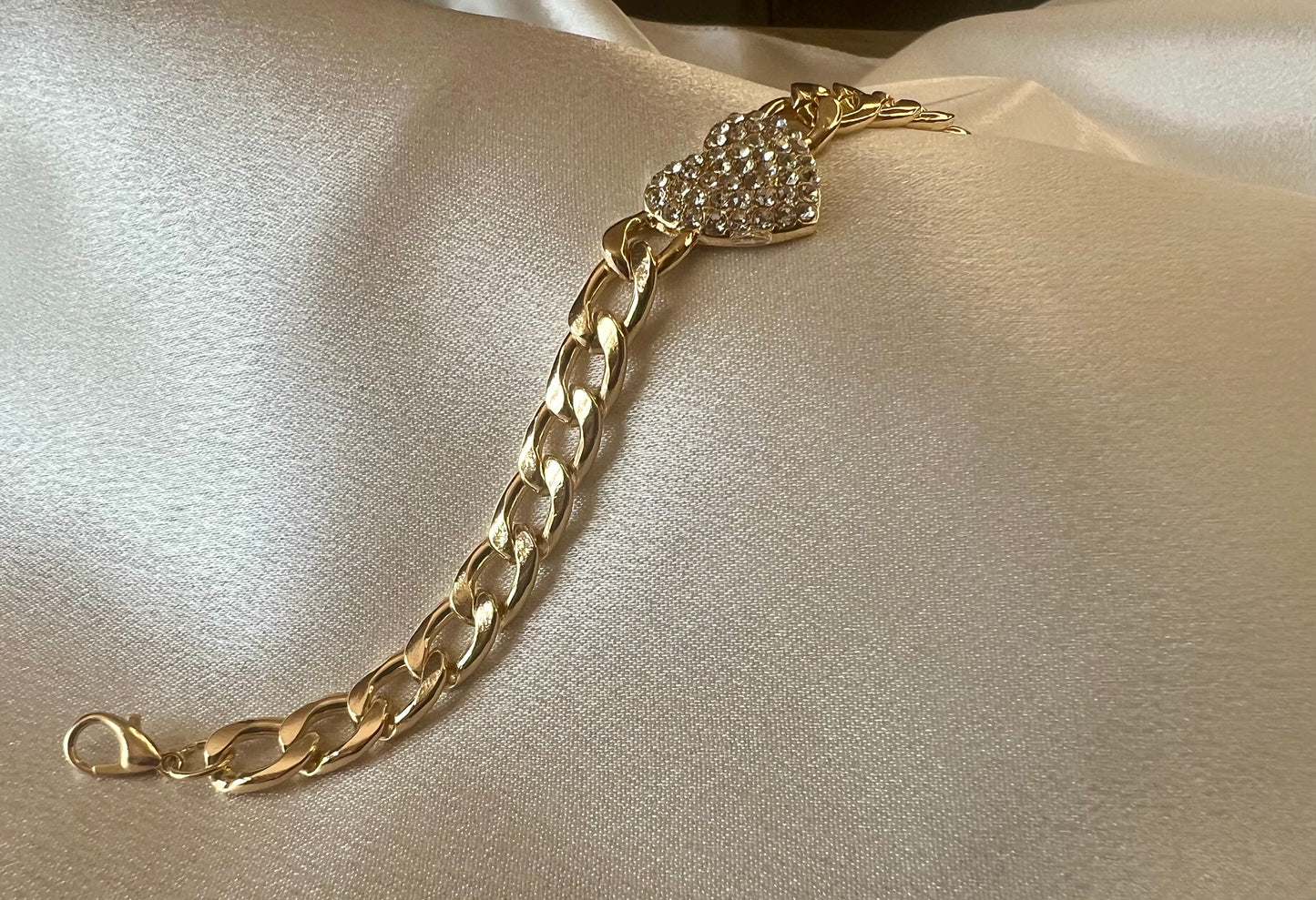 Gold Curb Bracelet with Rhinestone Heart Detail – Tarnish Resistant