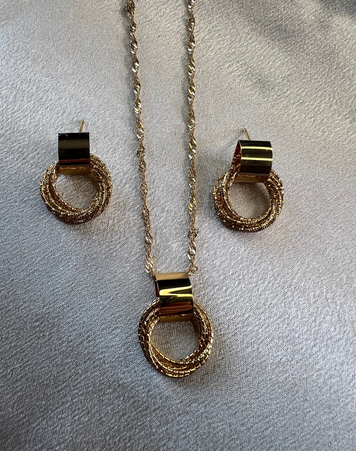 Yellow Gold Circle Necklace & Earrings Jewellery Set – Timeless Simplicity with Modern Charm