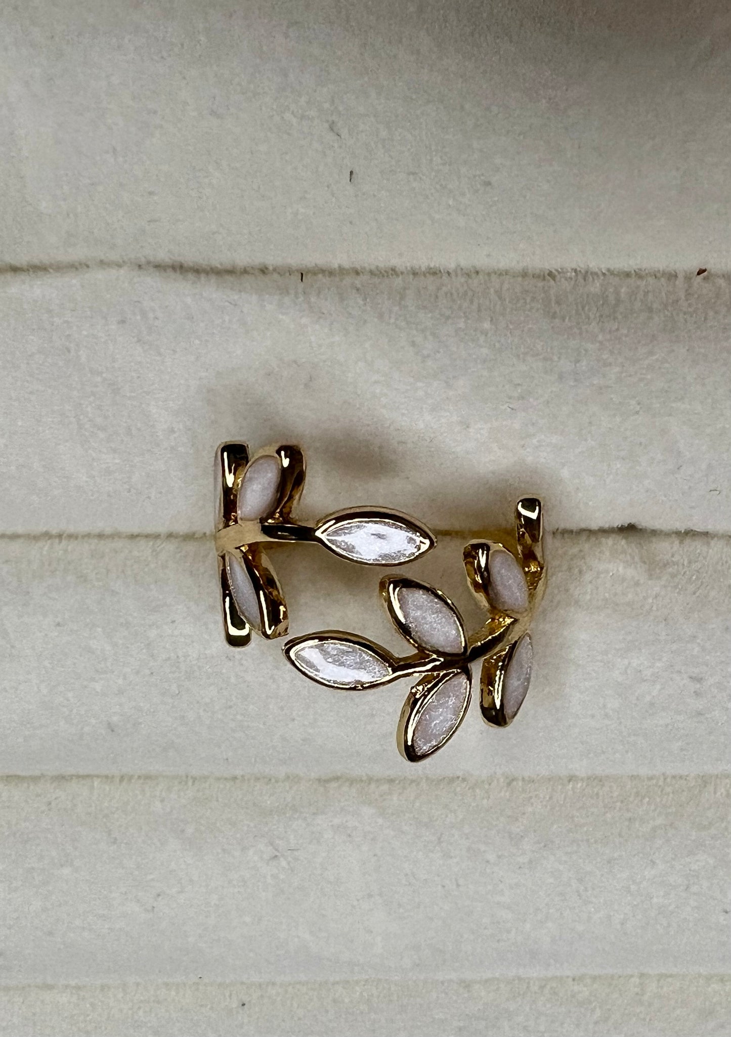 Gold Leaf Ring with Cream Marble Enamel – Elegant Gift for a Friend