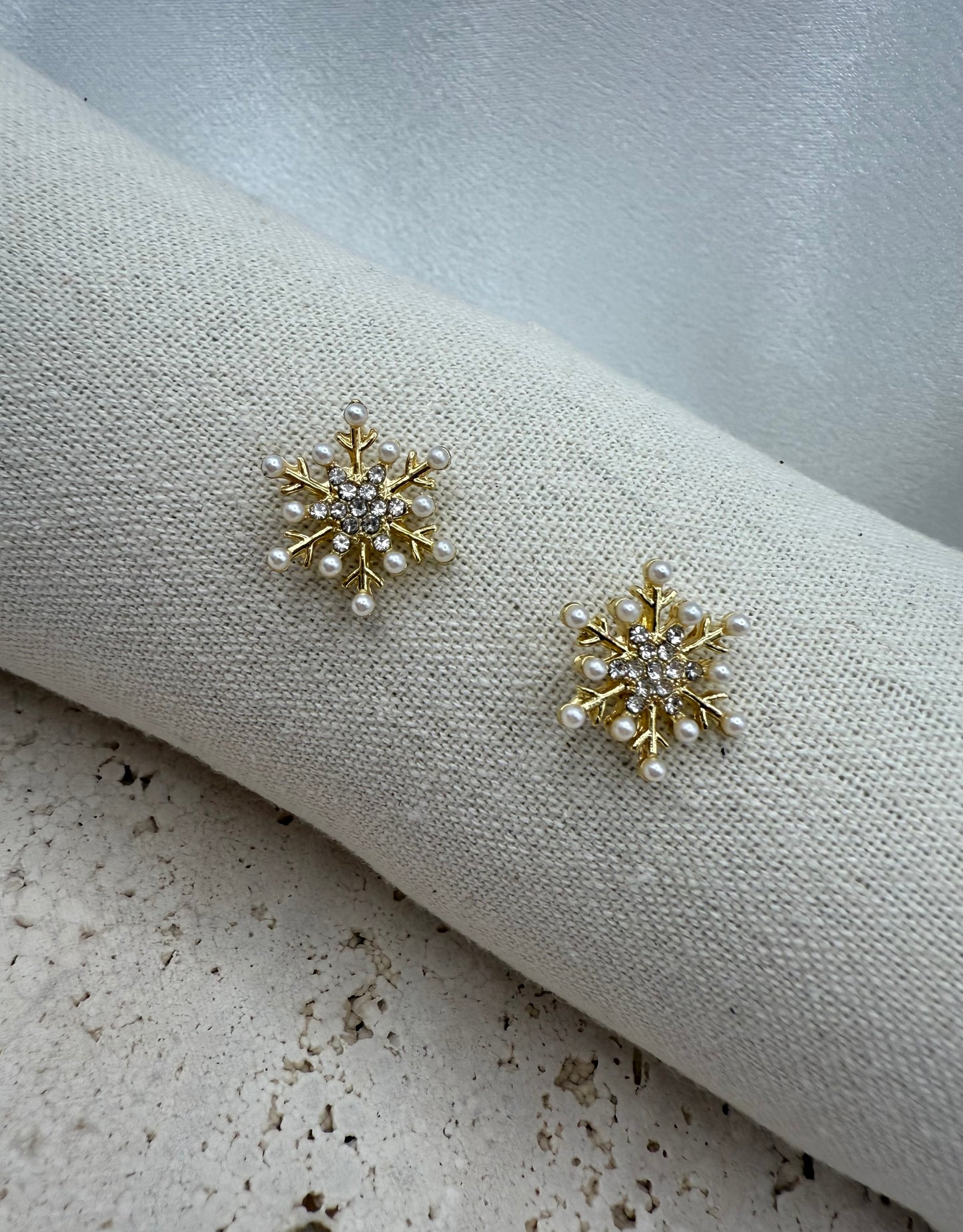 Minimalist Snowflake Design Faux Pearl & Glass Stud Earrings – Elegant, Radiant & Timeless