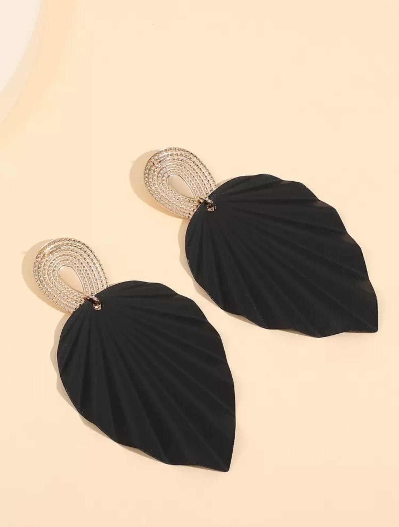 Textured Leaf Drop Earrings – Gold & Black Elegance with Natural Charm