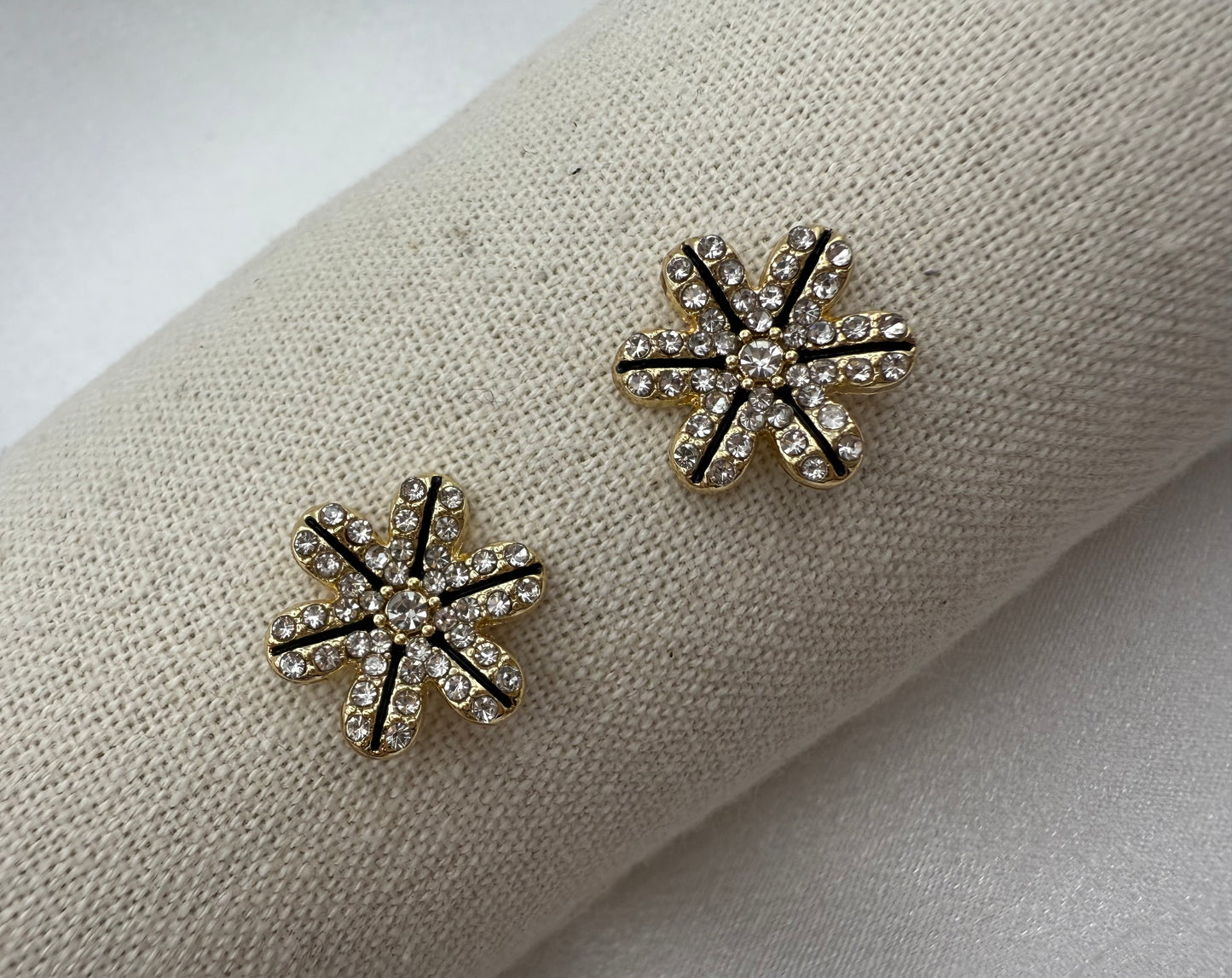 Rhinestone Flower Decor Stud Earrings – Elegant, Radiant & Timeless