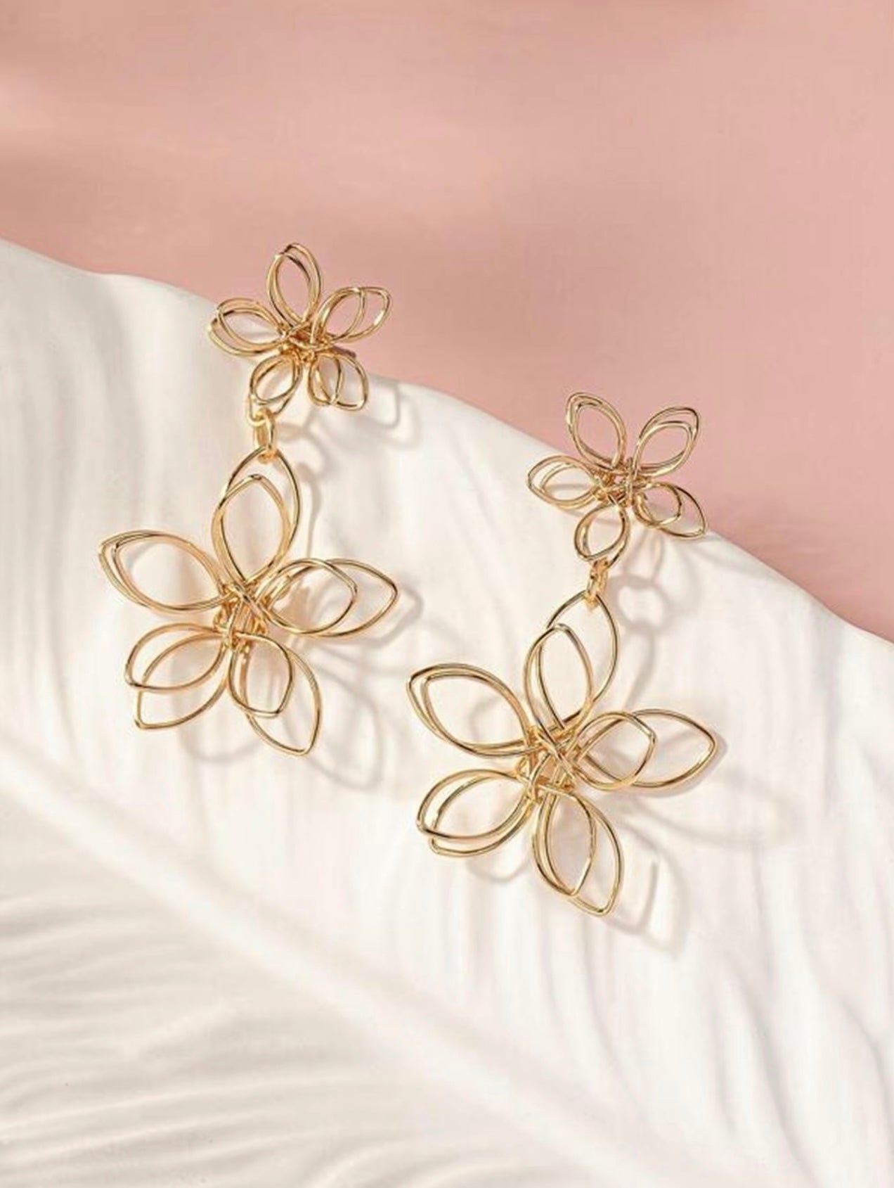 Gold Wire Flower Design Drop Earrings – Delicate Elegance with Artistic Flair