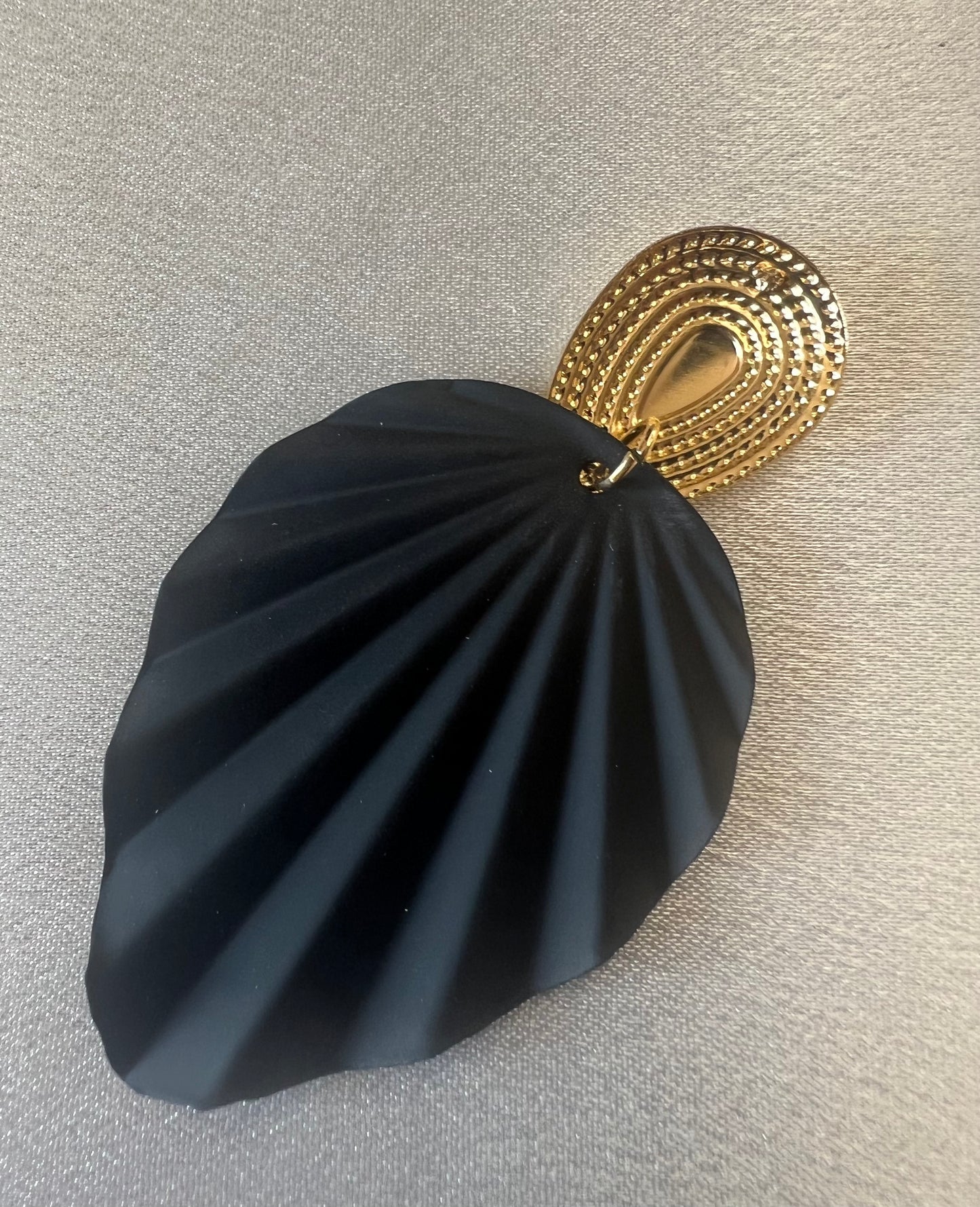 Textured Leaf Drop Earrings – Gold & Black Elegance with Natural Charm