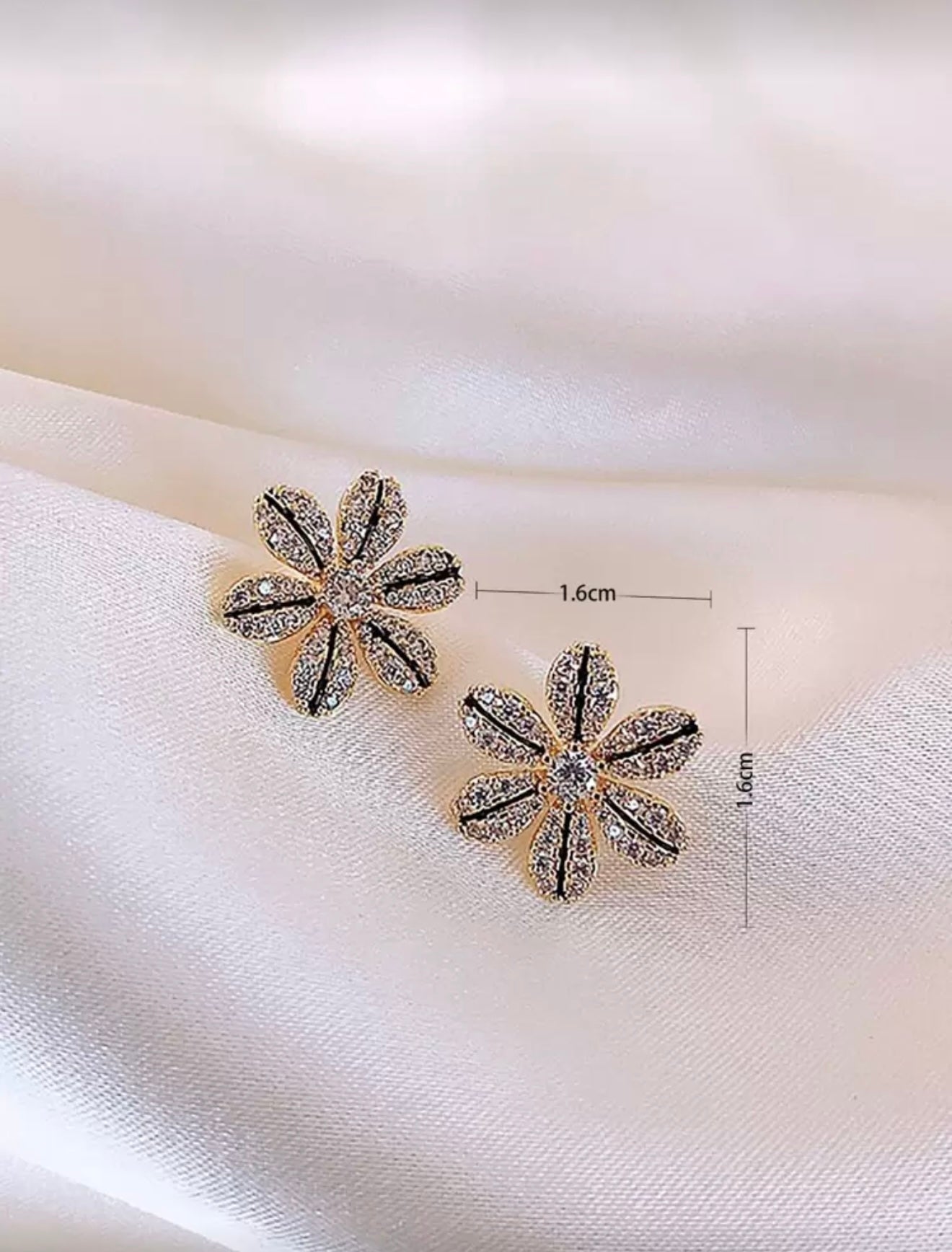 Rhinestone Flower Decor Stud Earrings – Elegant, Radiant & Timeless