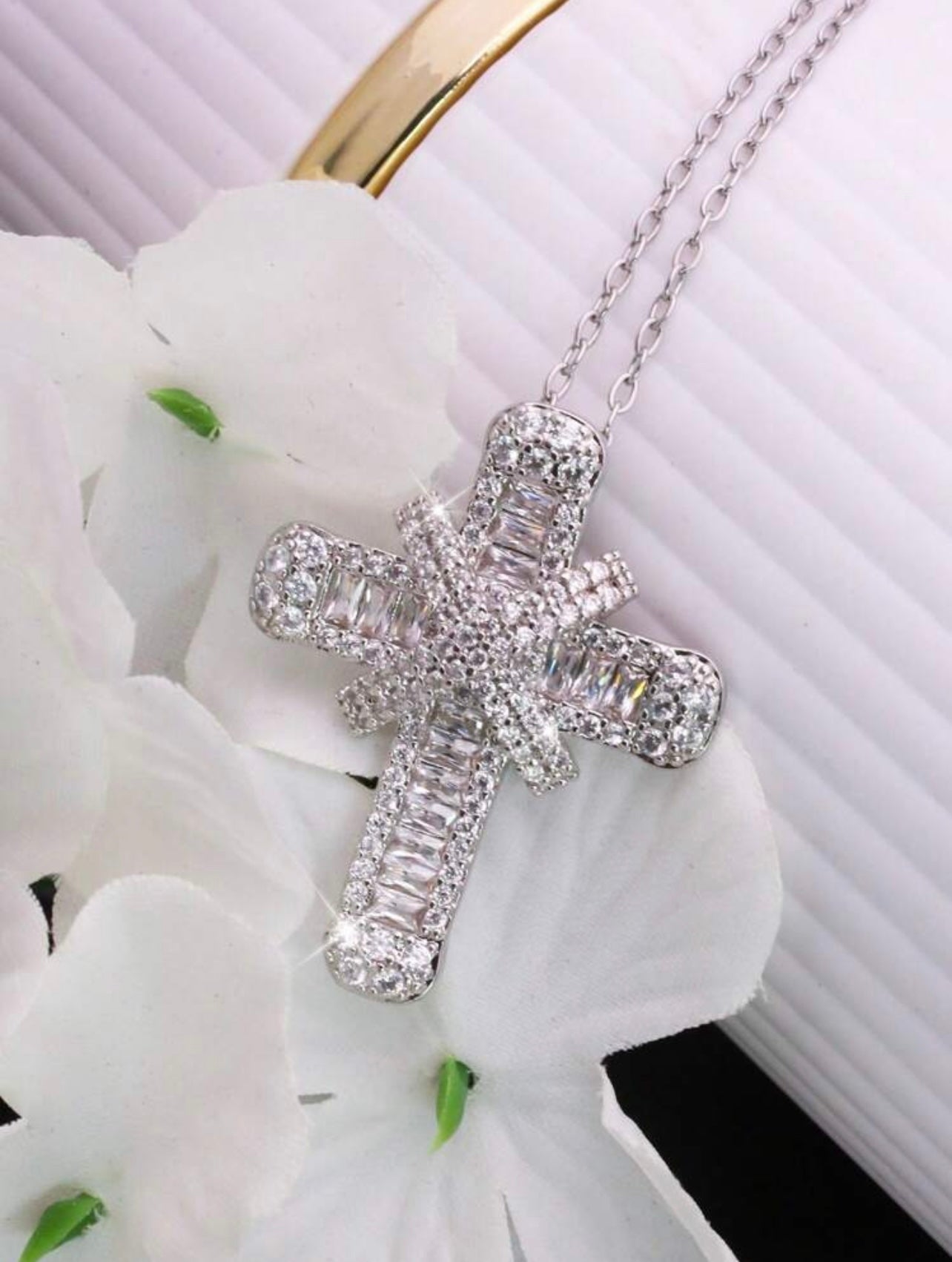 Luxury Silver-Tone Cross Pendant Necklace with Cubic Zirconia – Stylish Sparkle for Everyday Wear