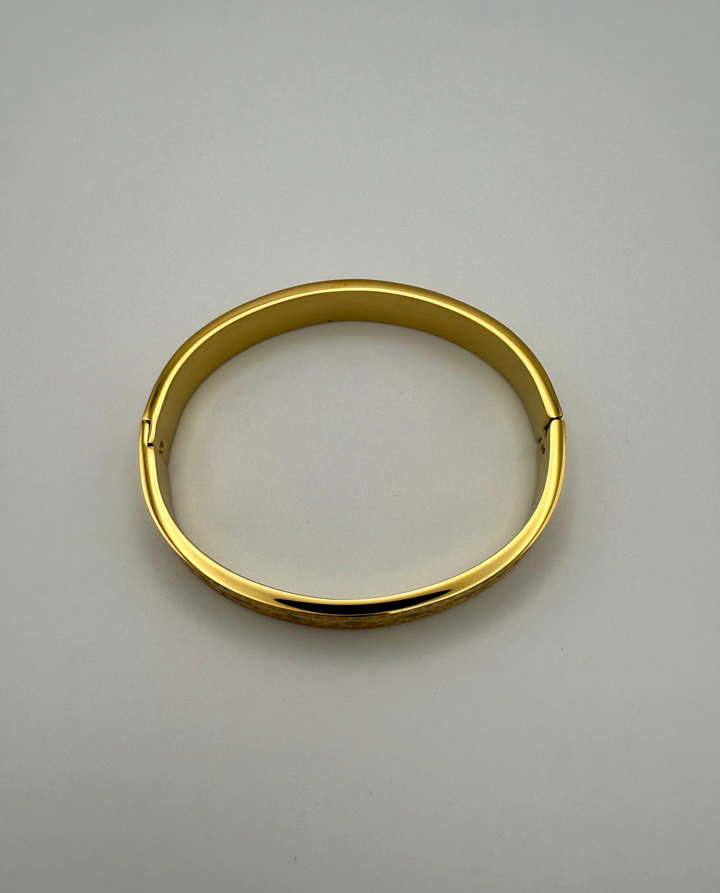 Titanium Steel 18K Gold-Color Four-Leaf Clover & Rhombus Bangle – Elegant, Radiant & Timeless
