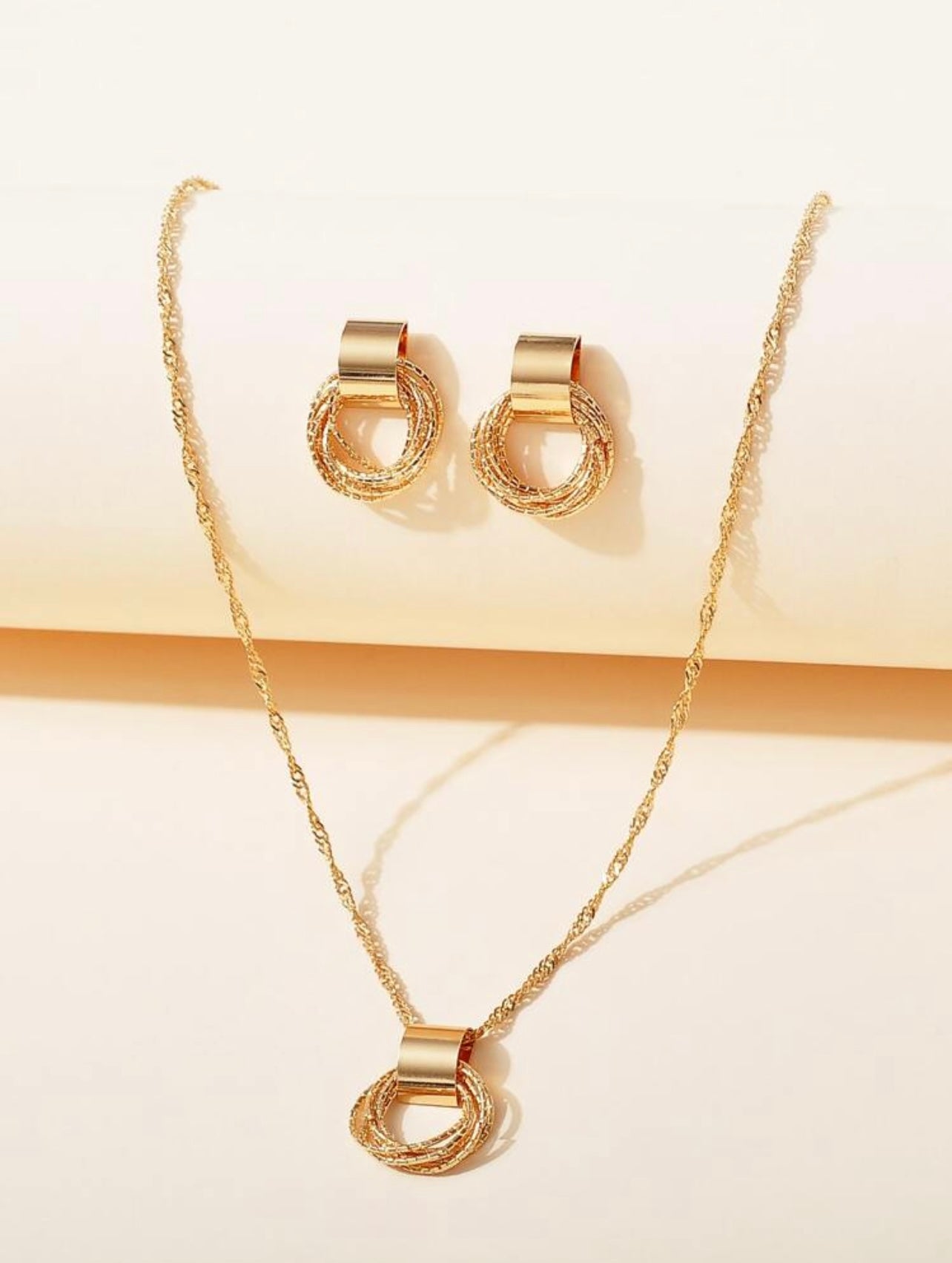 Yellow Gold Circle Necklace & Earrings Jewellery Set – Timeless Simplicity with Modern Charm
