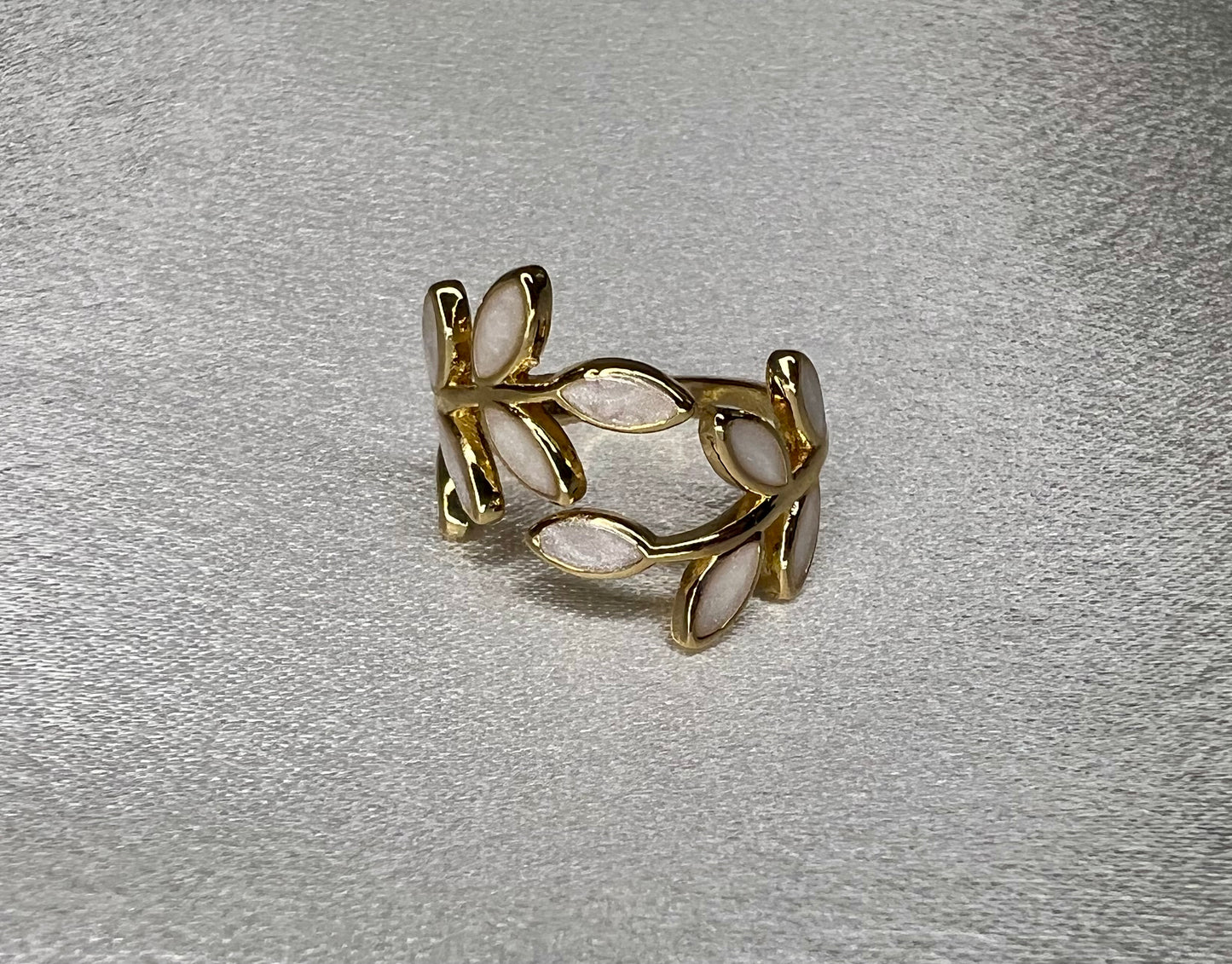 Gold Leaf Ring with Cream Marble Enamel – Elegant Gift for a Friend