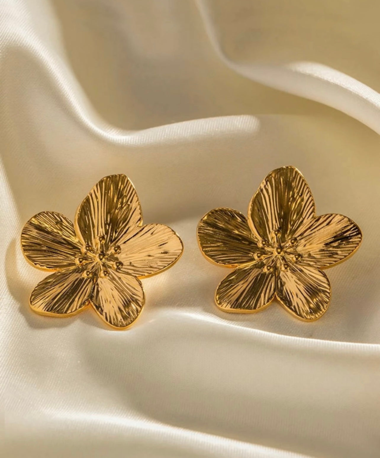 Tarnish-Resistant Gold Flower Stud Earrings – Simple, Chic & Feminine
