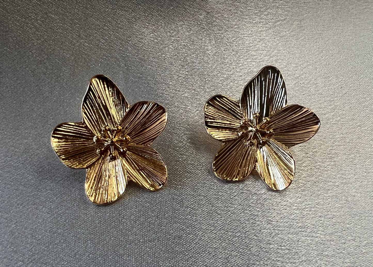 Tarnish-Resistant Gold Flower Stud Earrings – Simple, Chic & Feminine