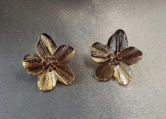 Tarnish-Resistant Gold Flower Stud Earrings – Simple, Chic & Feminine