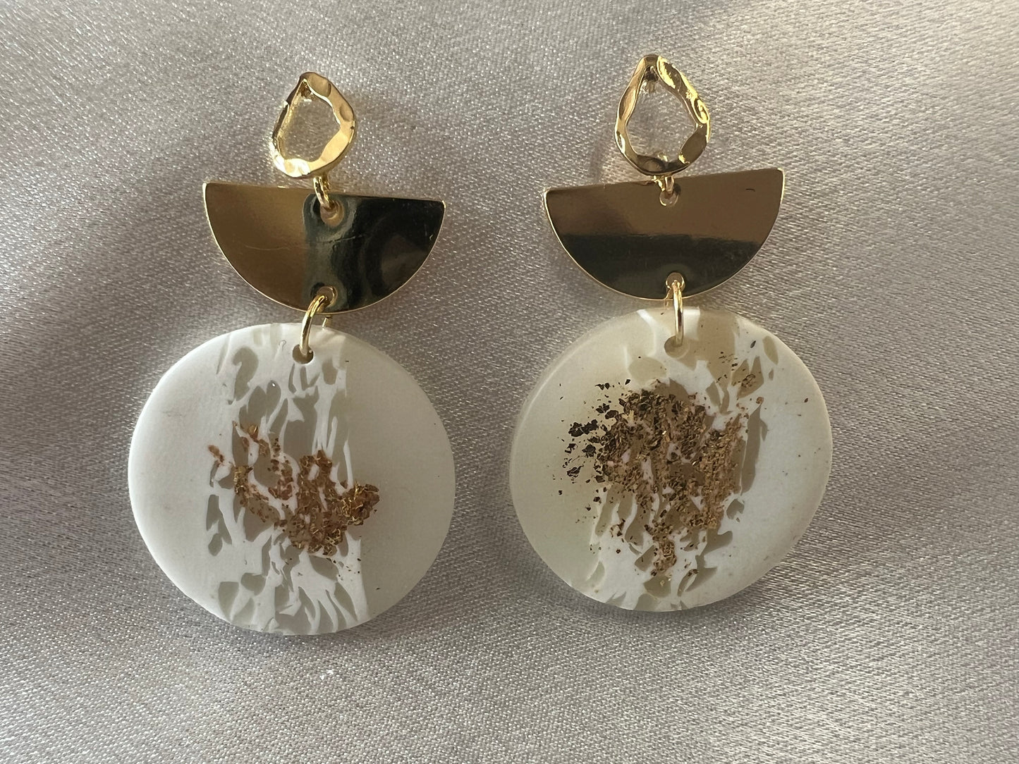 Gold Marbled Geometric Drop Earrings – Elegant Lines with Translucent Charm