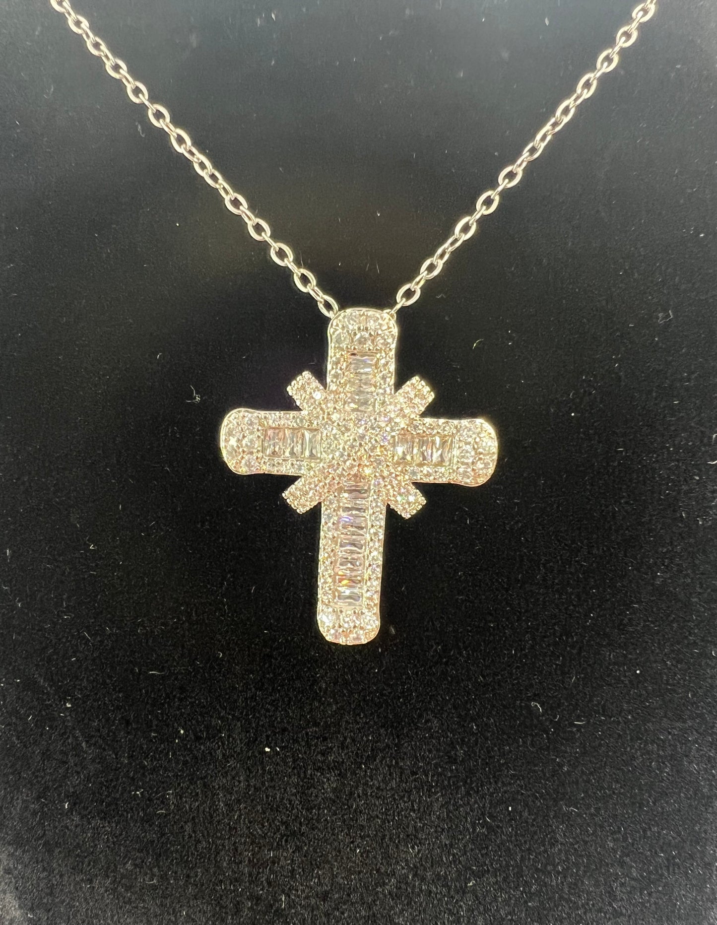 Luxury Silver-Tone Cross Pendant Necklace with Cubic Zirconia – Stylish Sparkle for Everyday Wear
