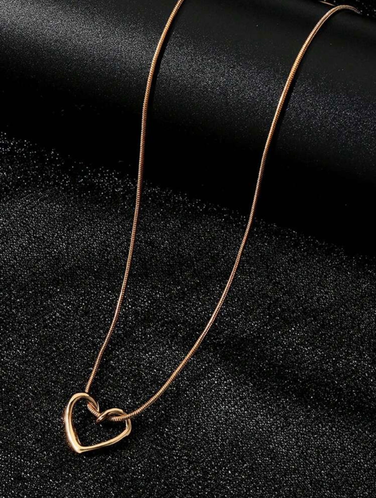 Gold Knot Detail Hollow Heart Pendant Necklace – A Symbol of Love and Connection