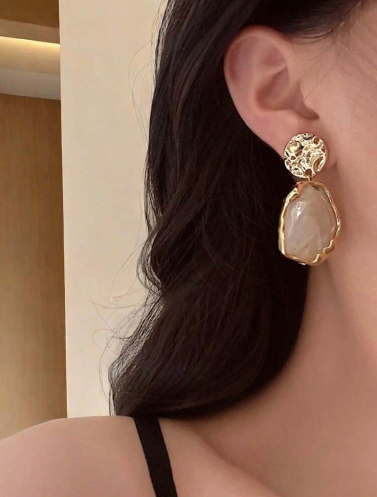 Hammered Gold Translucent Marbled Statement Drop Earrings – Bold Texture Meets Soft Elegance
