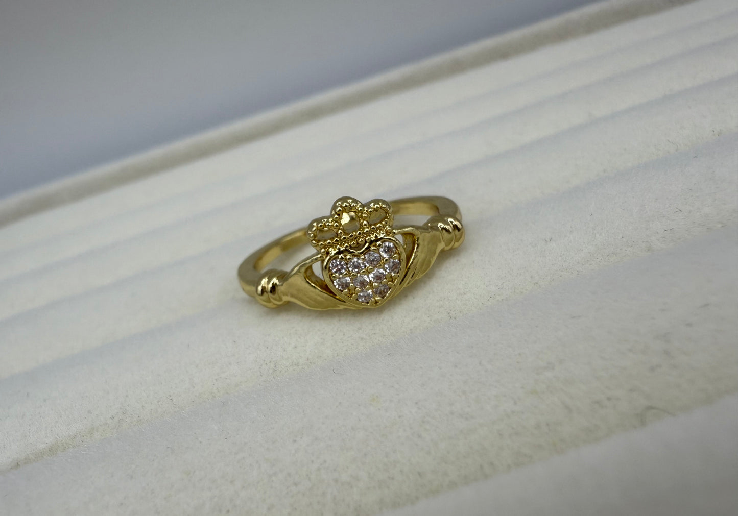 Claddagh Heart Zirconia-Inlaid Ring – Luxury Minimalist Finger Jewellery