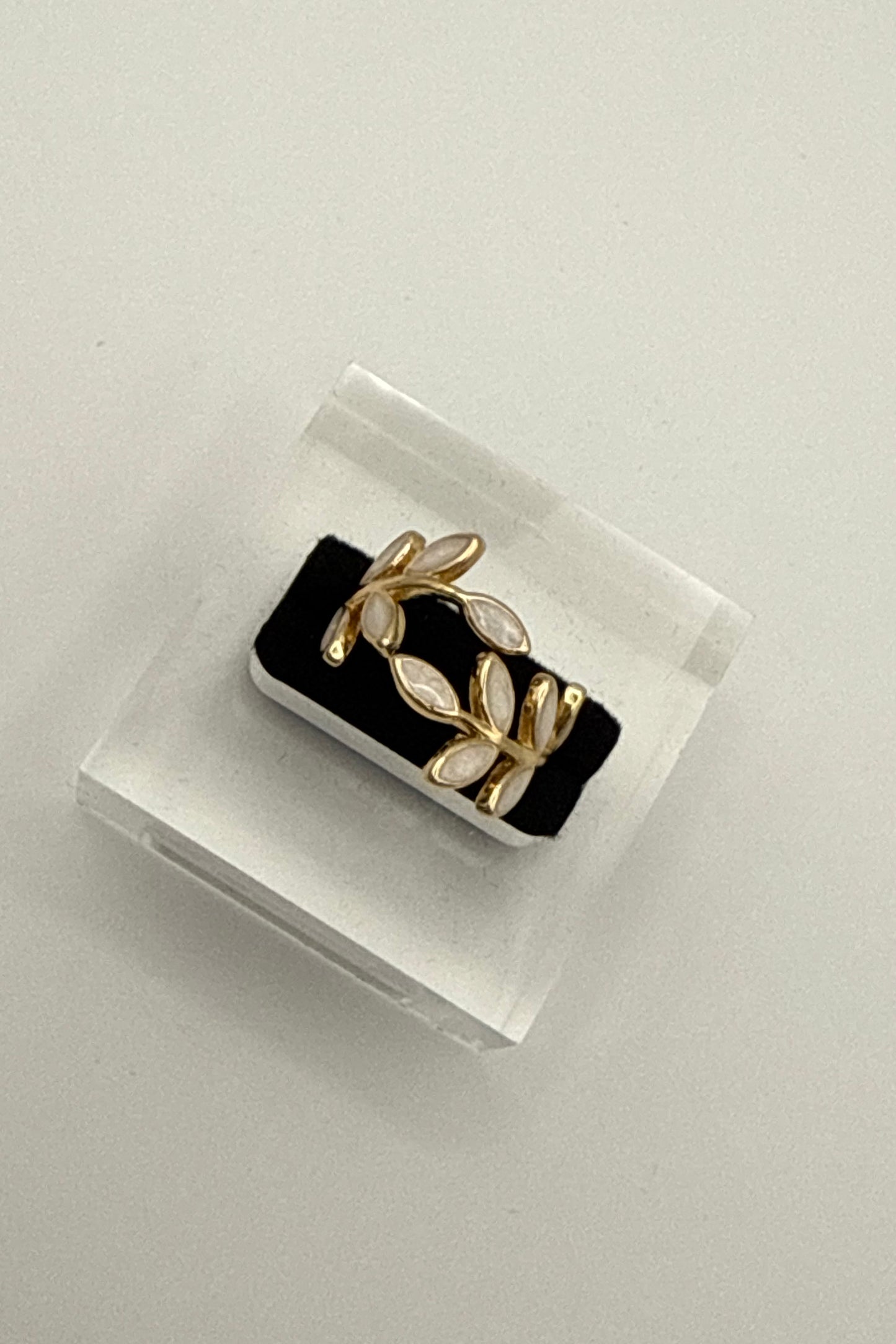 Gold Leaf Ring with Cream Marble Enamel – Elegant Gift for a Friend