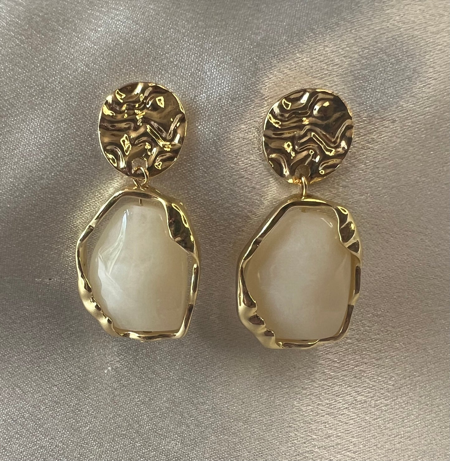 Hammered Gold Translucent Marbled Statement Drop Earrings – Bold Texture Meets Soft Elegance