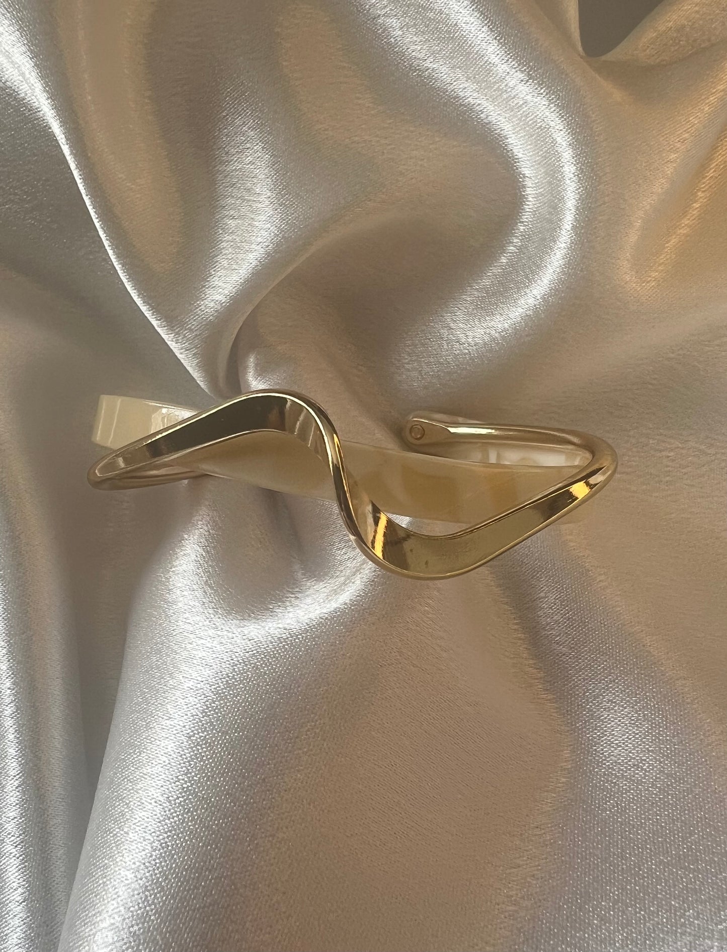 Luxury Gold & White Pearl Plate Twisted Metal Texture Bangle Bracelet – Elegant Everyday Wear