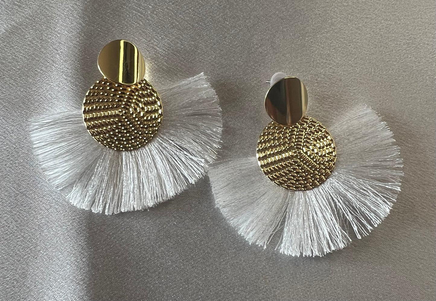 Gold & White Retro Fan Tassel Drop Earrings – Vintage-Inspired Boho Elegance