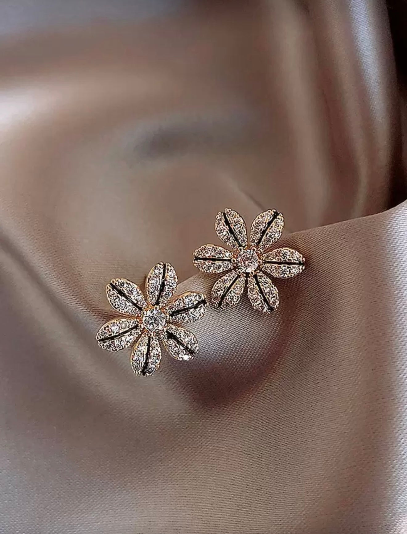 Rhinestone Flower Decor Stud Earrings – Elegant, Radiant & Timeless