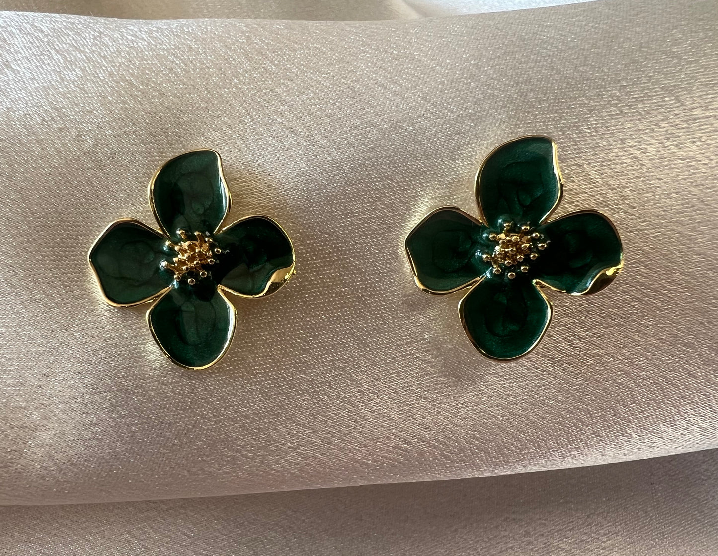 Gold & Forest Green Enamel Hibiscus Flower Earrings – Retro French Vintage Elegance