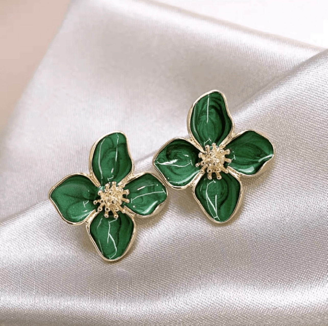 Gold & Forest Green Enamel Hibiscus Flower Earrings – Retro French Vintage Elegance