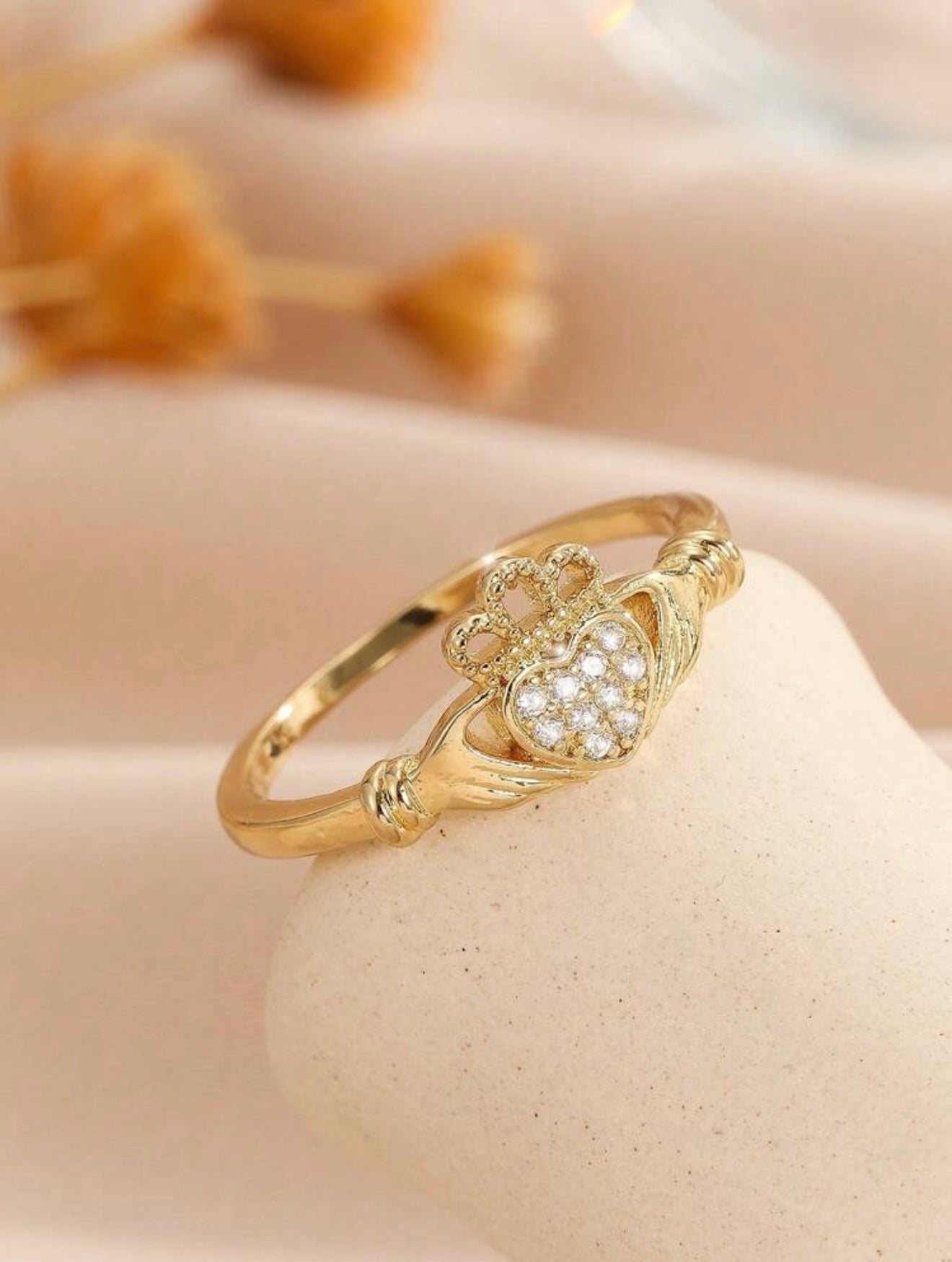 Claddagh Heart Zirconia-Inlaid Ring – Luxury Minimalist Finger Jewellery