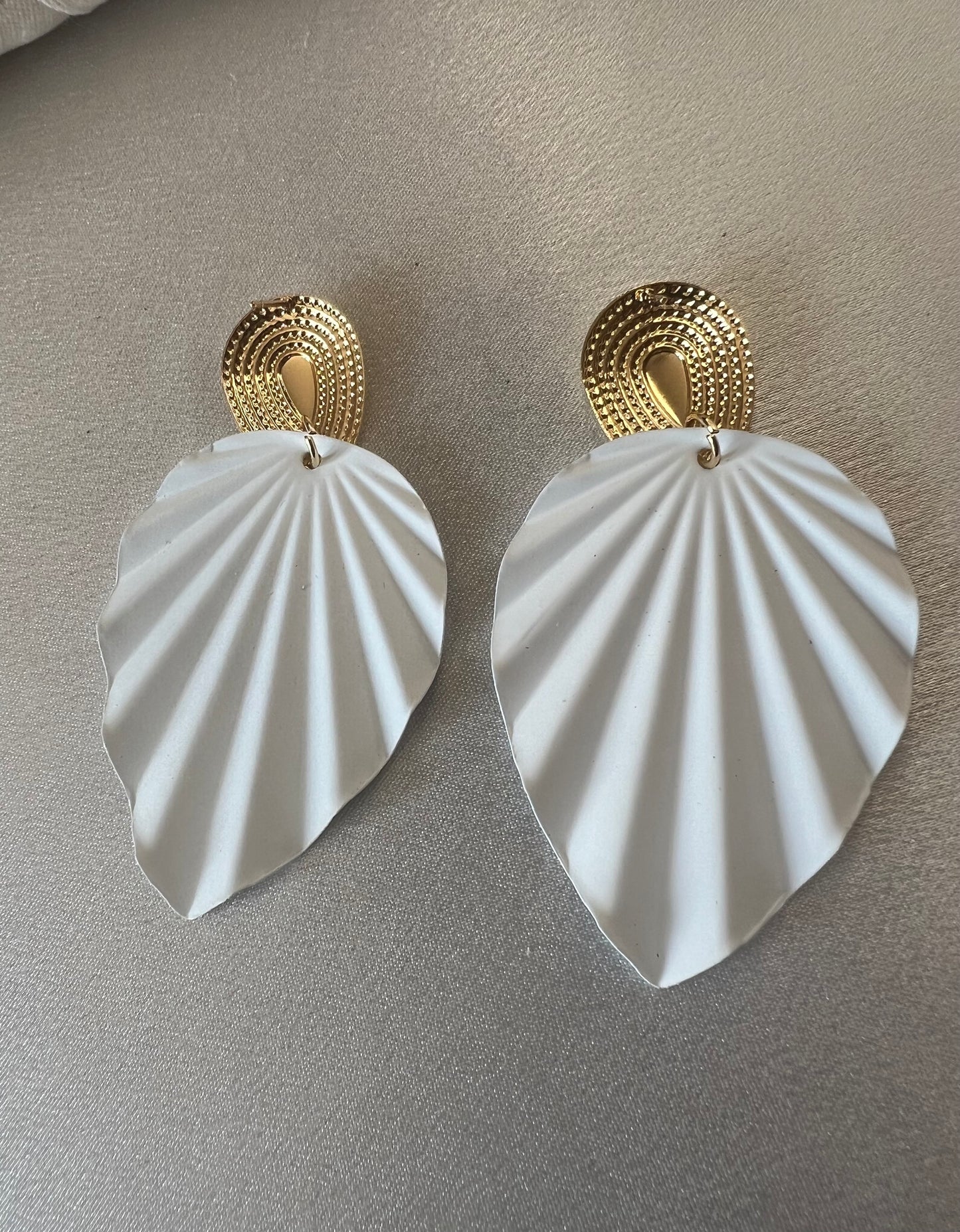 Textured Leaf Drop Earrings – Gold & White Elegance with Natural Charm