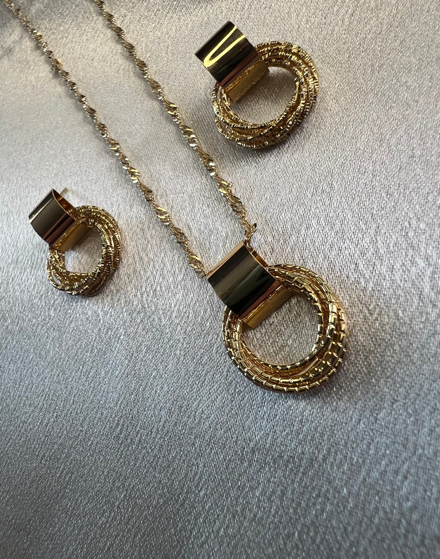 Yellow Gold Circle Necklace & Earrings Jewellery Set – Timeless Simplicity with Modern Charm