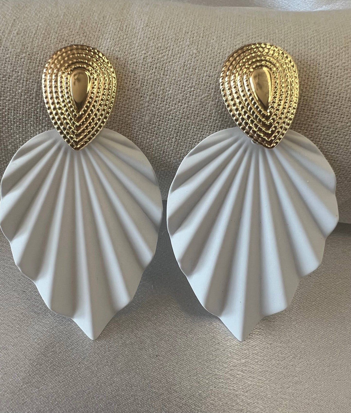 Textured Leaf Drop Earrings – Gold & White Elegance with Natural Charm