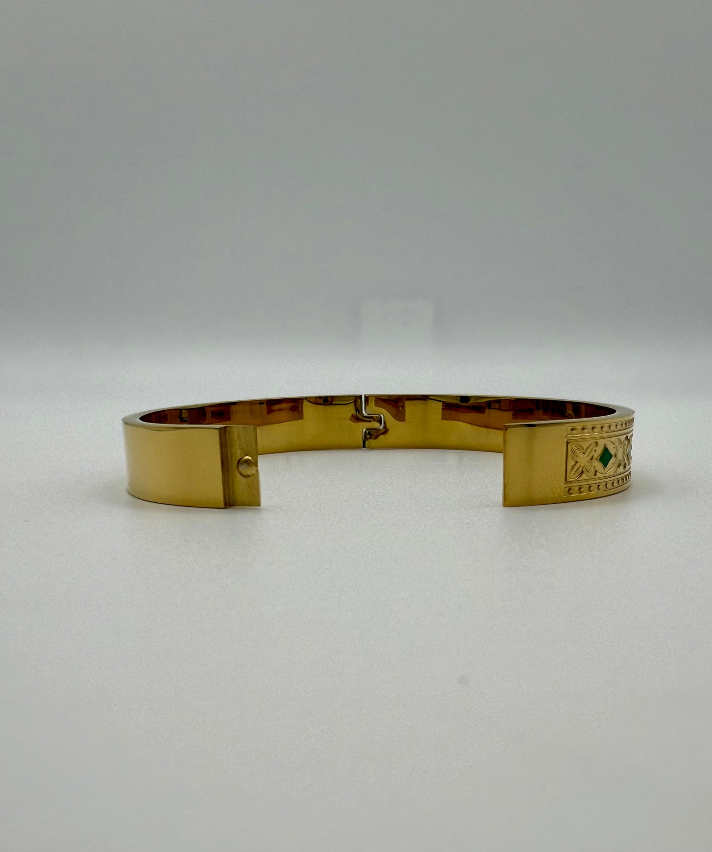 Titanium Steel 18K Gold-Color Four-Leaf Clover & Rhombus Bangle – Elegant, Radiant & Timeless