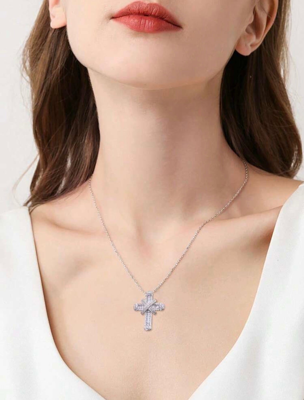 Luxury Silver-Tone Cross Pendant Necklace with Cubic Zirconia – Stylish Sparkle for Everyday Wear