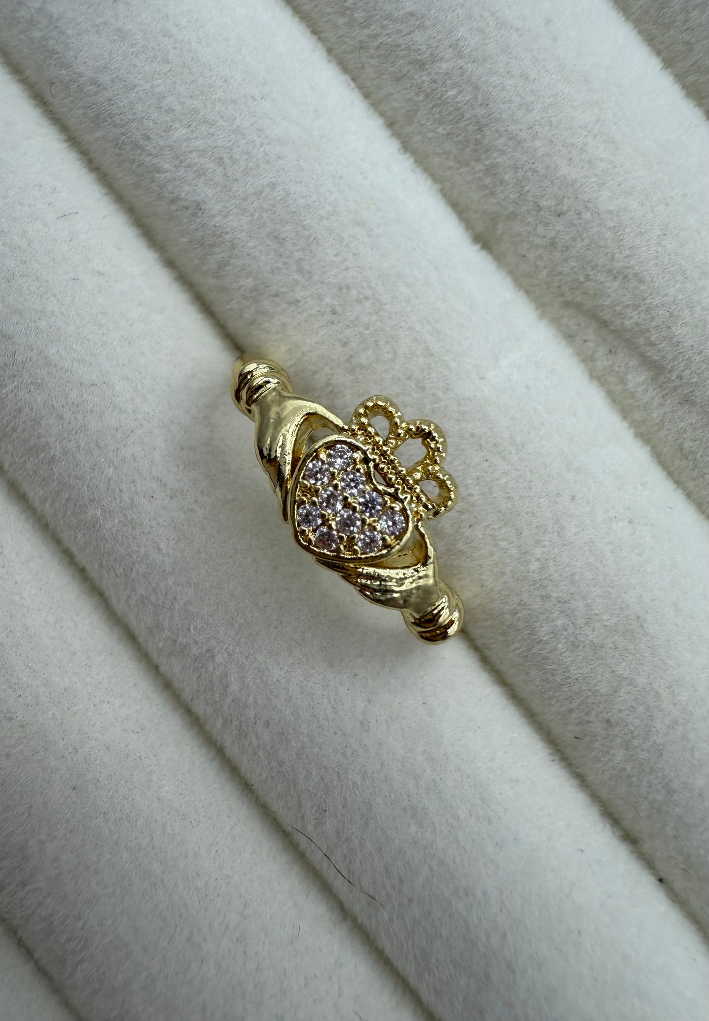 Claddagh Heart Zirconia-Inlaid Ring – Luxury Minimalist Finger Jewellery