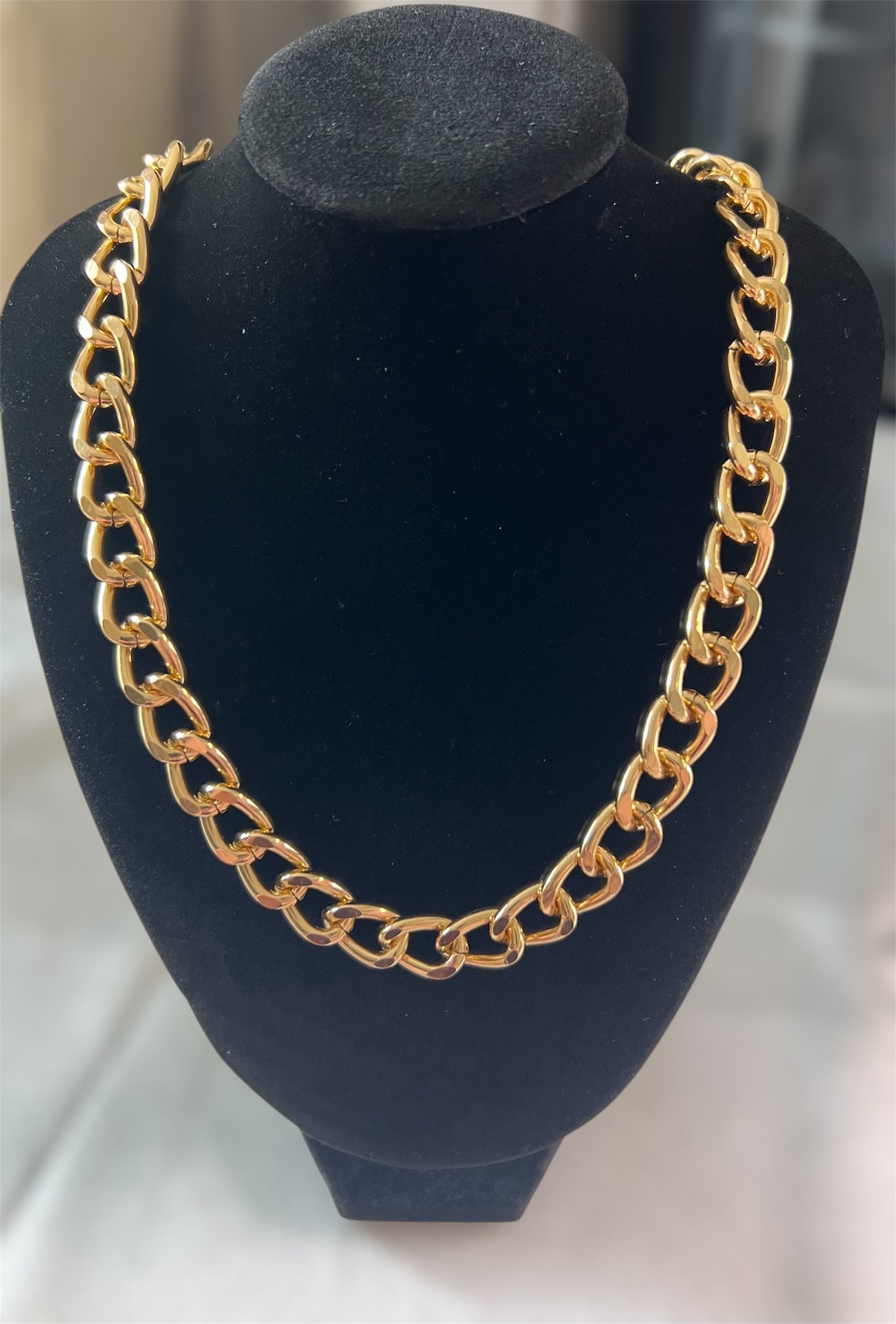 Bold Twist Chunky Lock Choker – Gold Statement Necklace