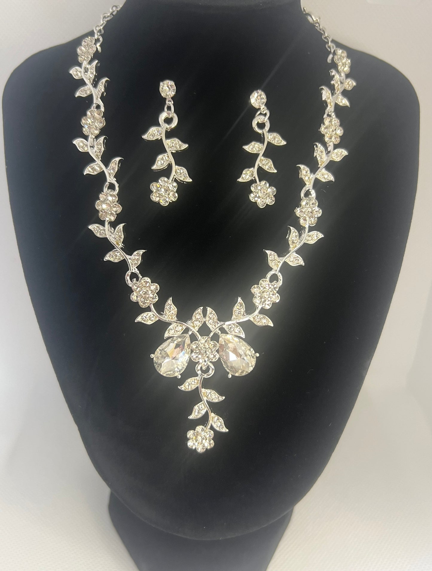 Elegant Floral Silver Rhinestone Necklace & Earrings Set – Dramatic Bridal, Prom or Event Jewellery, Tarnish-Resistant Zinc Alloy