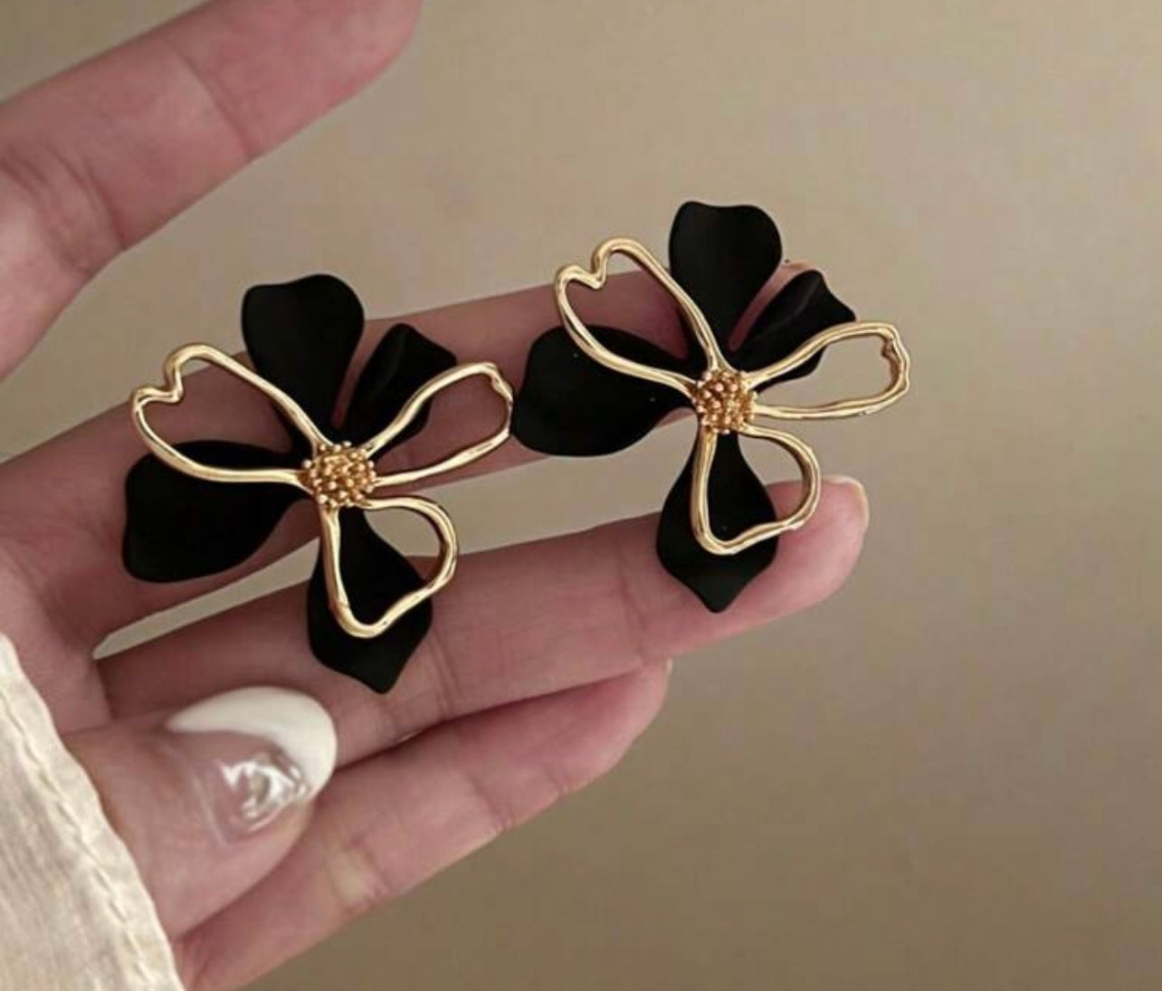 Tarnish-Resistant Gold & Black Flower Stud Earrings – Fresh, Feminine & Chic