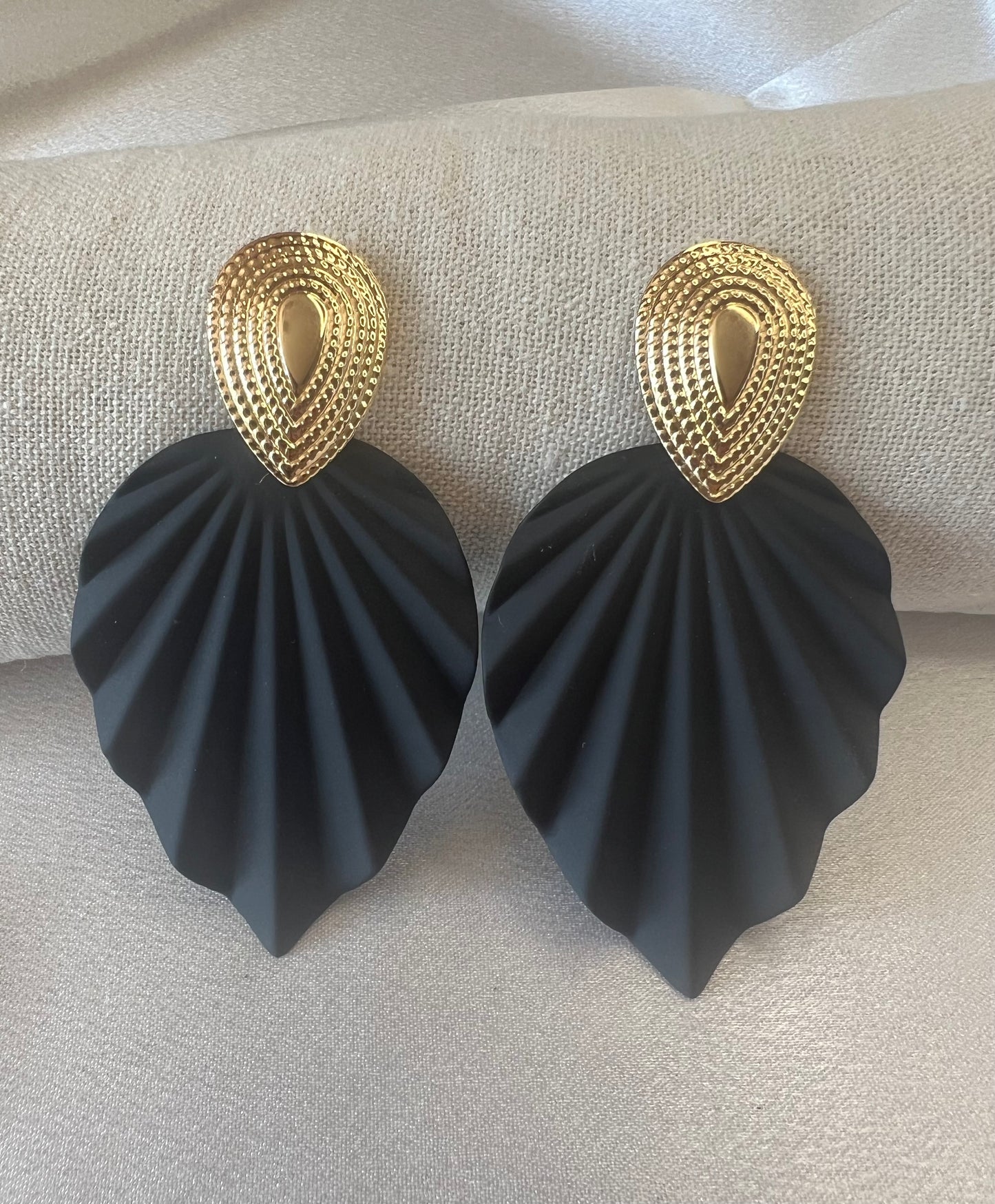Textured Leaf Drop Earrings – Gold & Black Elegance with Natural Charm