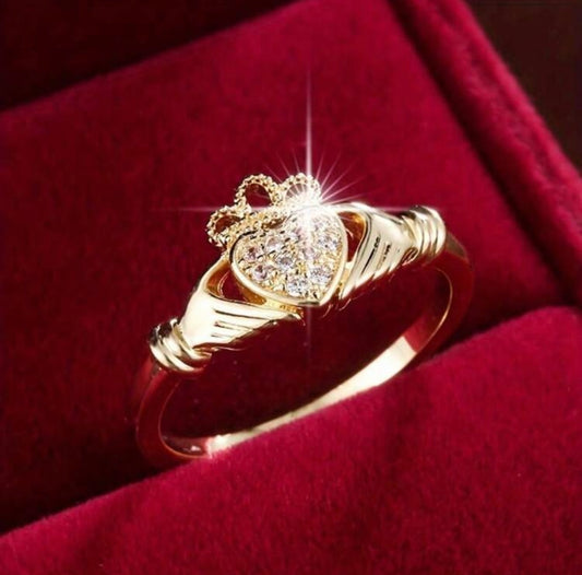 Claddagh Heart Zirconia-Inlaid Ring – Luxury Minimalist Finger Jewellery