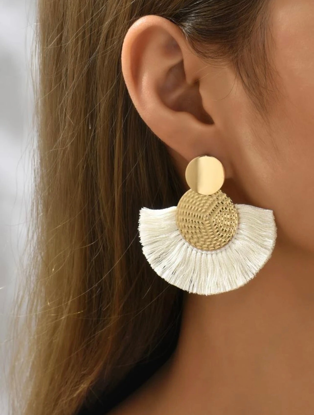 Gold & White Retro Fan Tassel Drop Earrings – Vintage-Inspired Boho Elegance