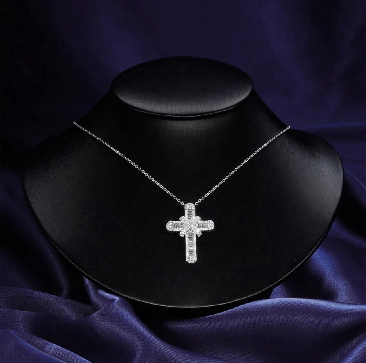 Luxury Silver-Tone Cross Pendant Necklace with Cubic Zirconia – Stylish Sparkle for Everyday Wear