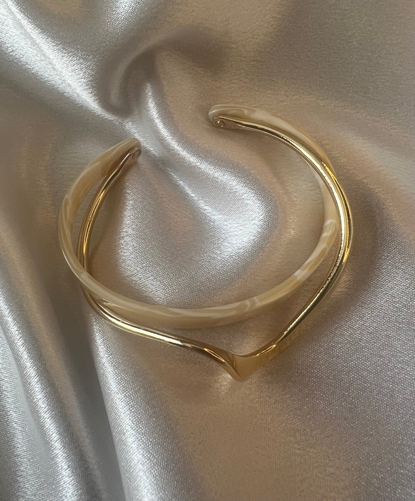 Luxury Gold & White Pearl Plate Twisted Metal Texture Bangle Bracelet – Elegant Everyday Wear