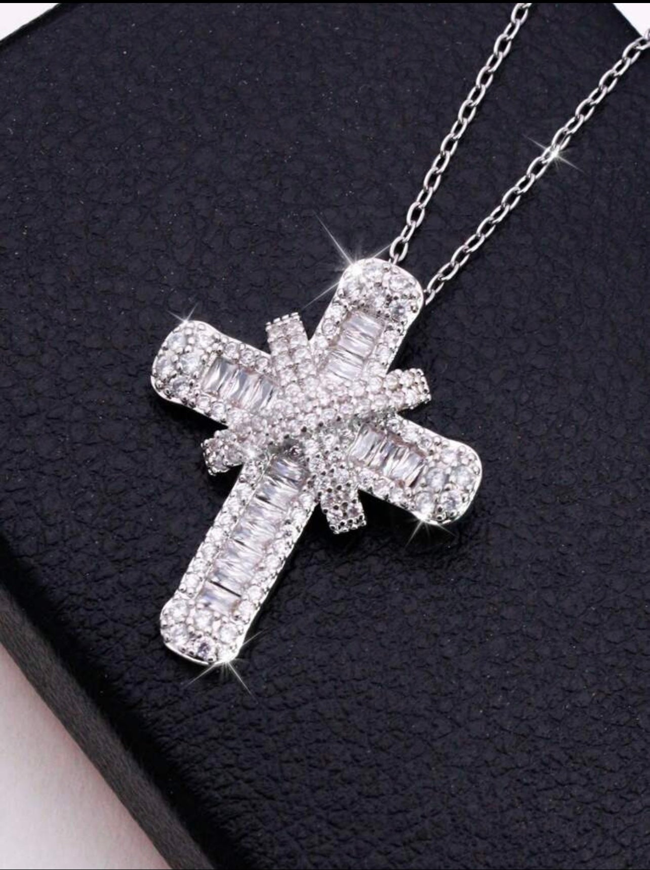 Luxury Silver-Tone Cross Pendant Necklace with Cubic Zirconia – Stylish Sparkle for Everyday Wear
